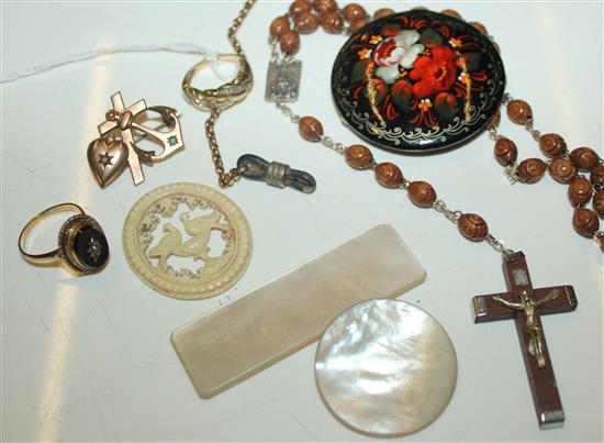 9ct gold ropetwist ring, pearl & onyx ring, pair 10ct gold veil pins, Russian painted brooch, rosary & sundries